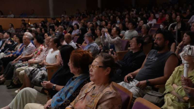演出现场气氛热烈